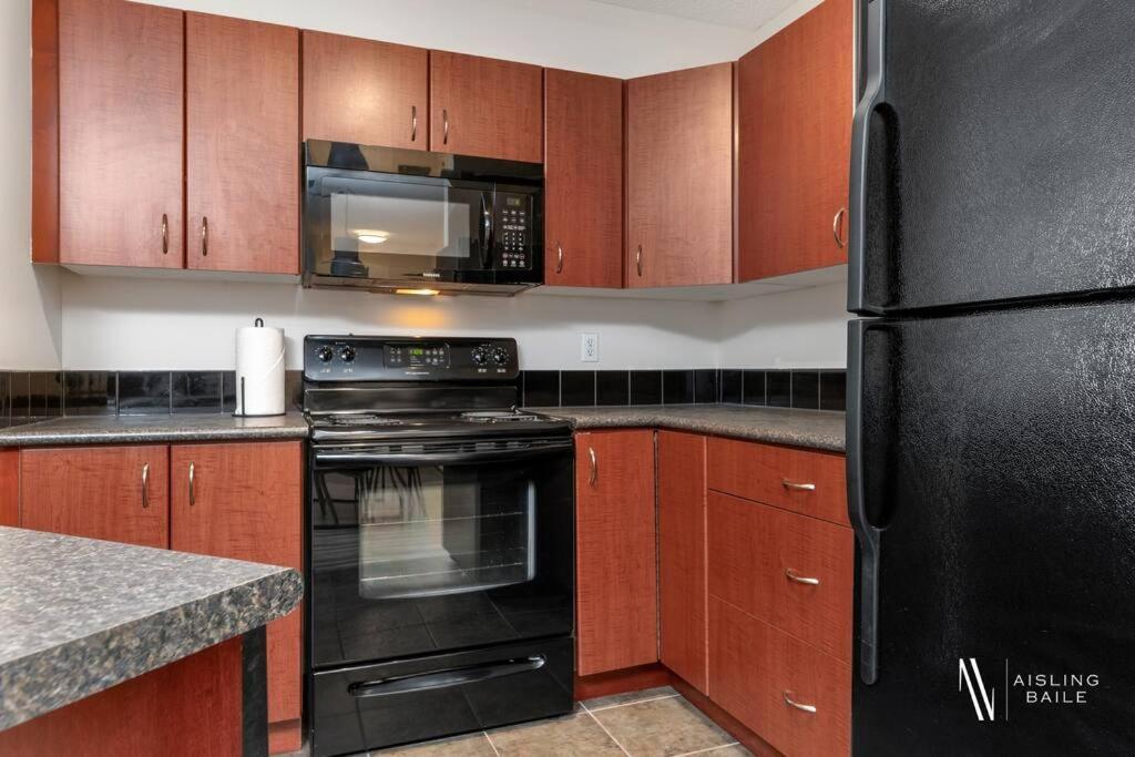 Apartment Light N Airy, Pool, Hot Tub, Pets, Ground Floor Invermere