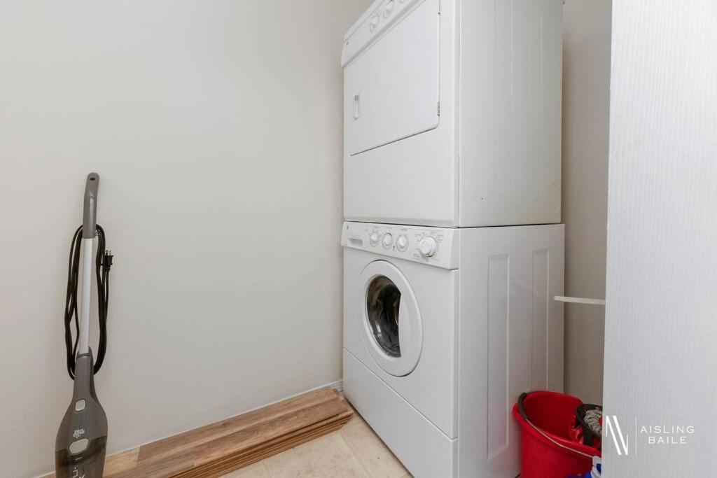Light N Airy, Pool, Hot Tub, Pets, Ground Floor Apartment Invermere