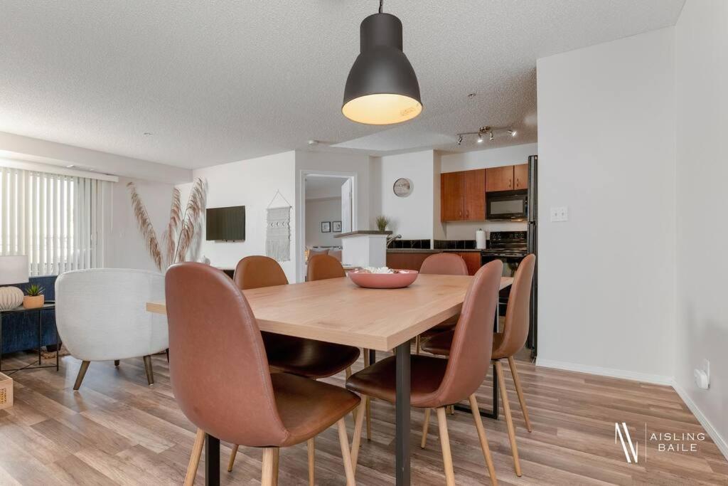Light N Airy, Pool, Hot Tub, Pets, Ground Floor Apartment *
