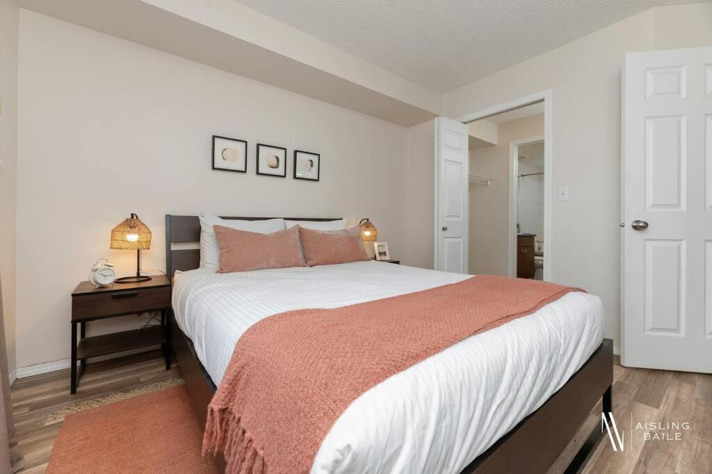 Apartment Light N Airy, Pool, Hot Tub, Pets, Ground Floor Invermere