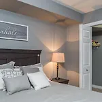 Modern Cozy 2 Bed 2 Bath With Lake And Mountain Views Pool And Hot Tub