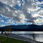 Akiskinook At Windermere Lake - Private Beach Access - New Pool And Hot Tub Now Open!
