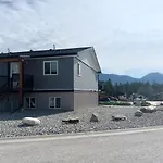 3 Bedroom Townhouse With Mountain Views, Large Deck, Garage