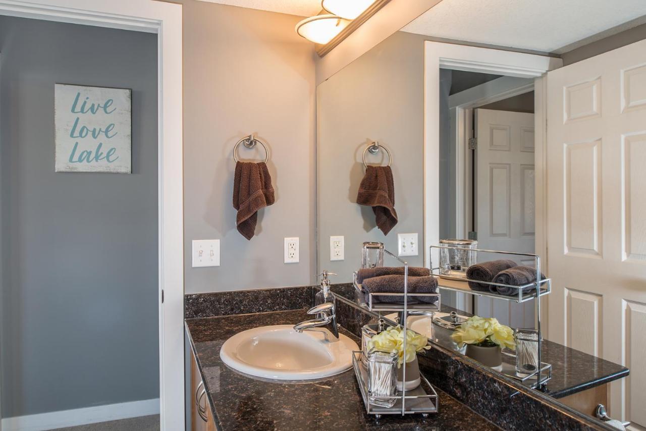 Modern Cozy 2 Bed 2 Bath With And Mountain Views Pool And Hot Tub Invermere