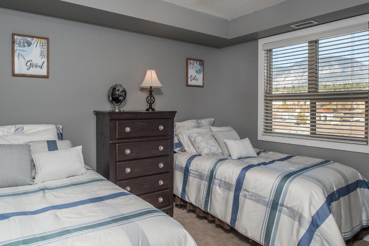 Modern Cozy 2 Bed 2 Bath With And Mountain Views Pool And Hot Tub