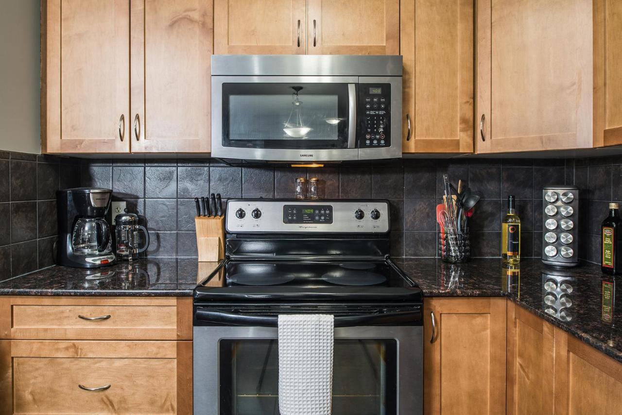 Modern Cozy 2 Bed 2 Bath With And Mountain Views Pool And Hot Tub Apartment Invermere