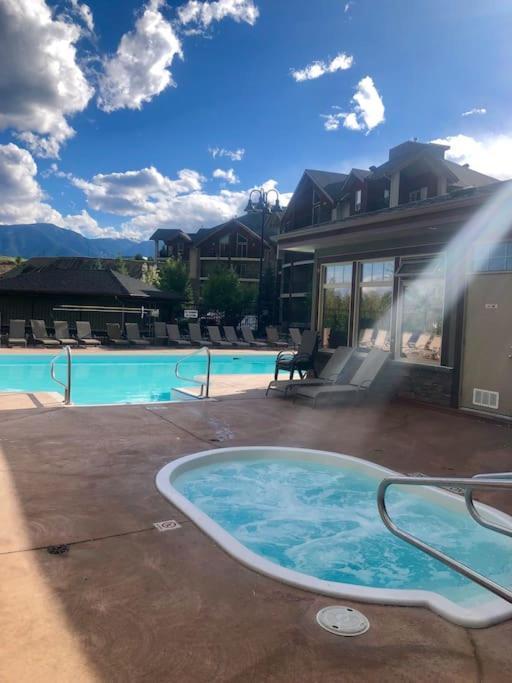Modern Cozy 2 Bed 2 Bath With And Mountain Views Pool And Hot Tub * Invermere