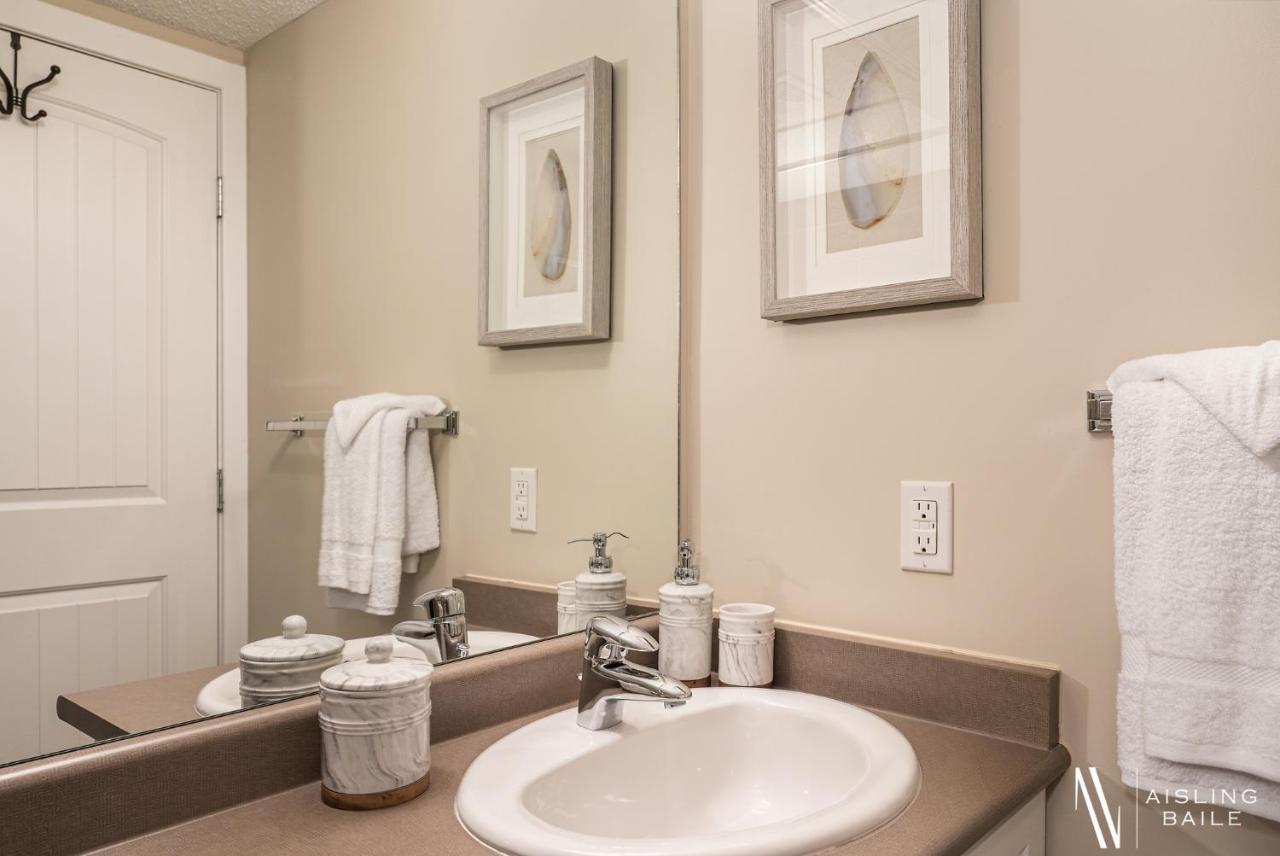 Rustic Modern 2 Bed 2 Bath With Lakeview Pool And Hot Tub Invermere