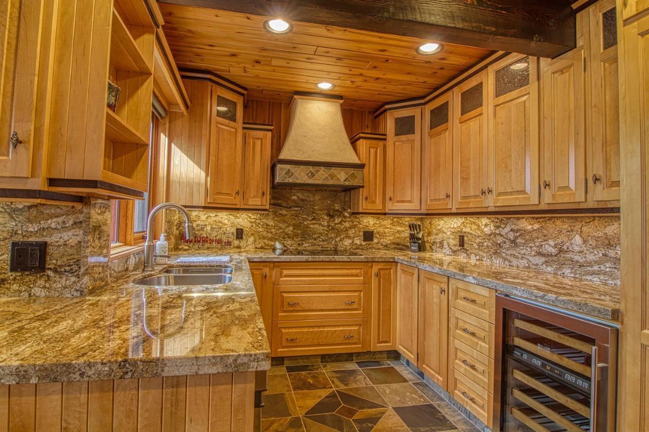 Holiday home Mountain Retreat, Panoramic Views Invermere