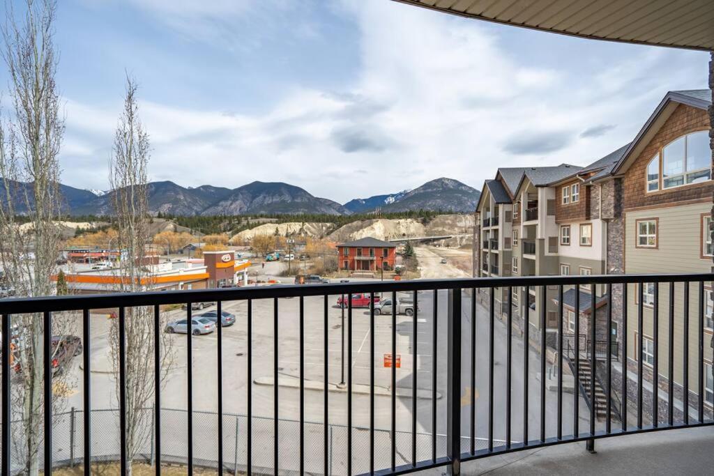 Lookout Pointe, Lakeview, Pool, Hot Tub, Gym Apartment Invermere