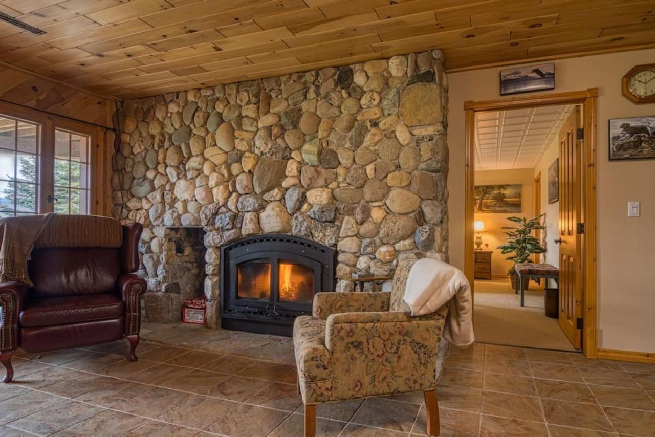 Pine Ridge, Log With View And Backyard Holiday home Invermere