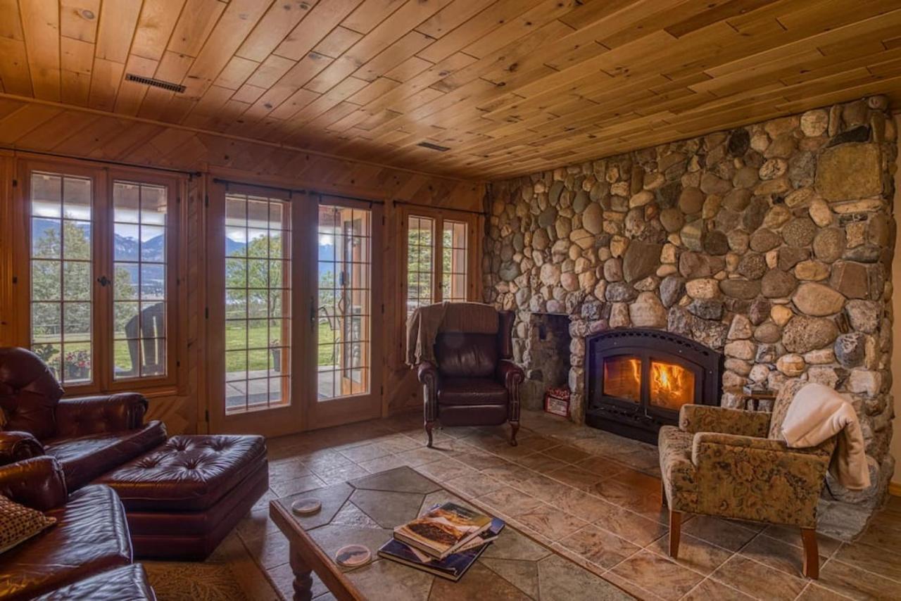Pine Ridge, Log With View And Backyard * Invermere