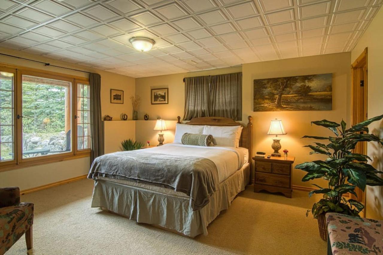 Pine Ridge, Log With View And Backyard * Invermere