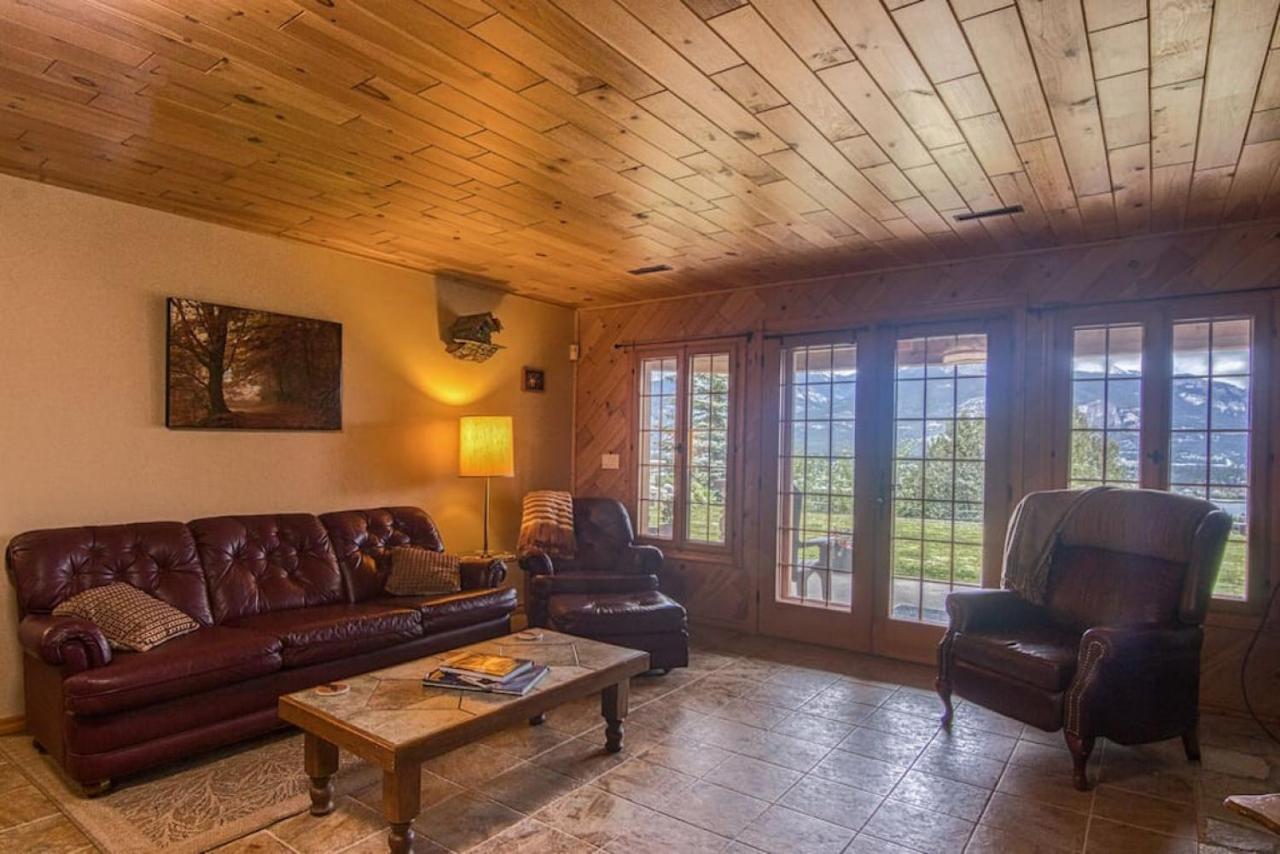 Pine Ridge, Log With View And Backyard Invermere