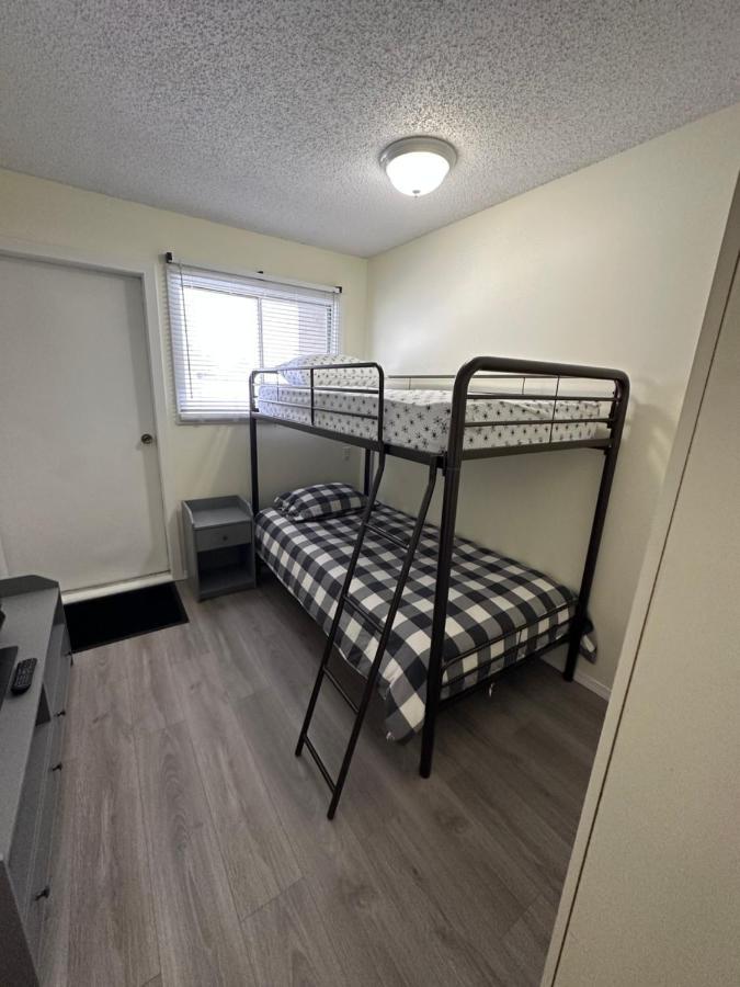 Lovely 2 Bedroom Condo, 2 Minute Walk Fr Downtown
