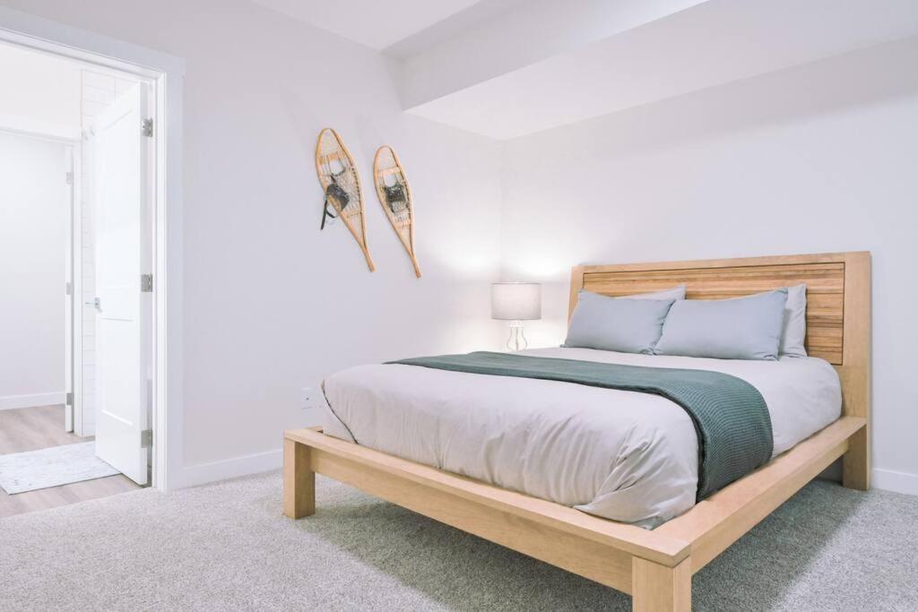 Oasis Getaway, Mins To Lake, King Bed, Dbl Garage Holiday home