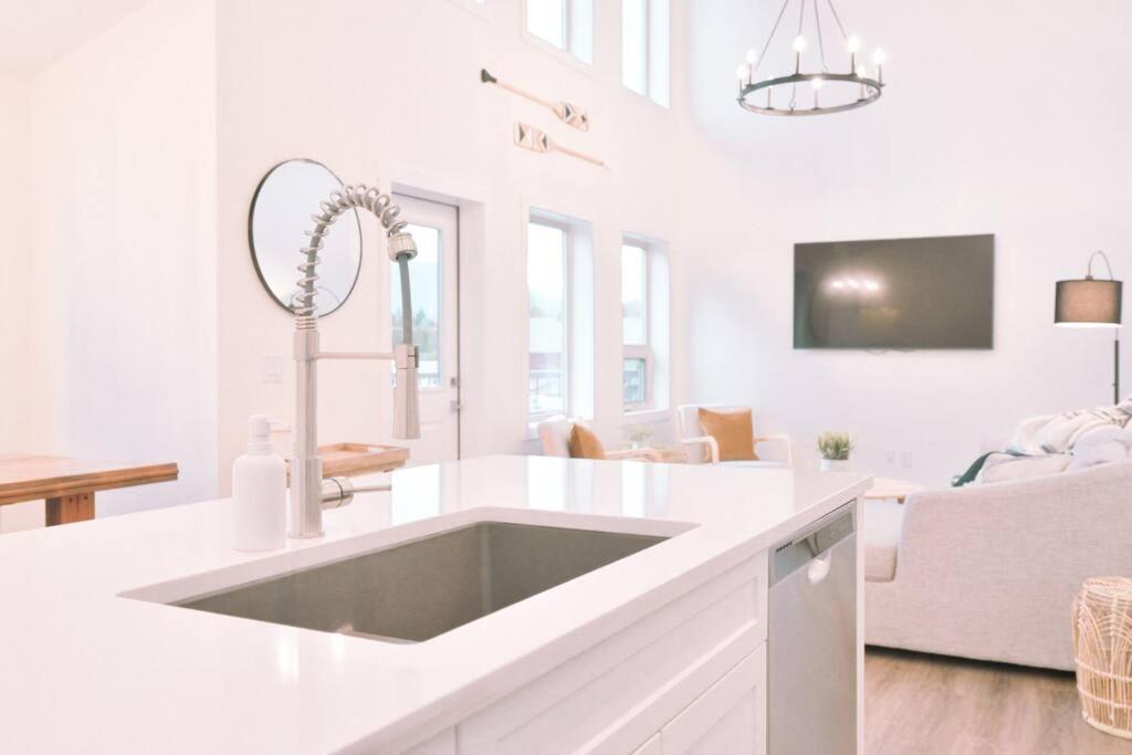 Oasis Getaway, Mins To Lake, King Bed, Dbl Garage Invermere