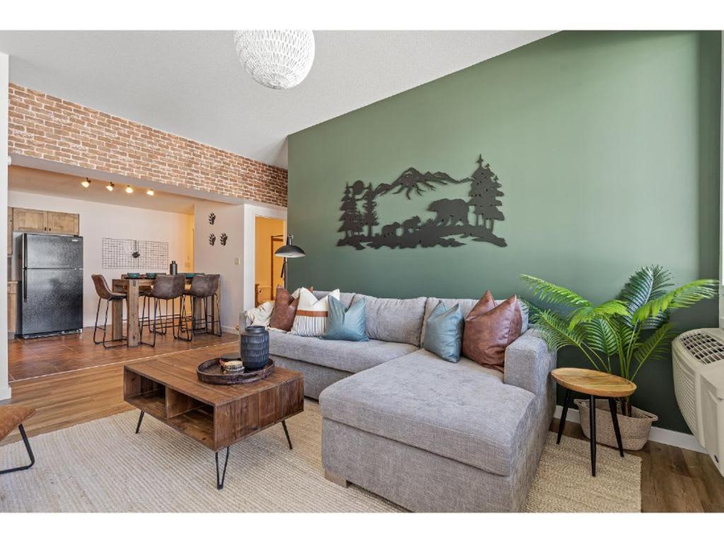The Grizzly House I Sleep 7 I Patio & Bbq I 55 Tv Apartment *