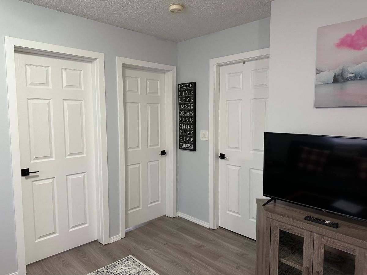 Lovely 2 Bedroom Condo, 2 Minute Walk Fr Downtown *