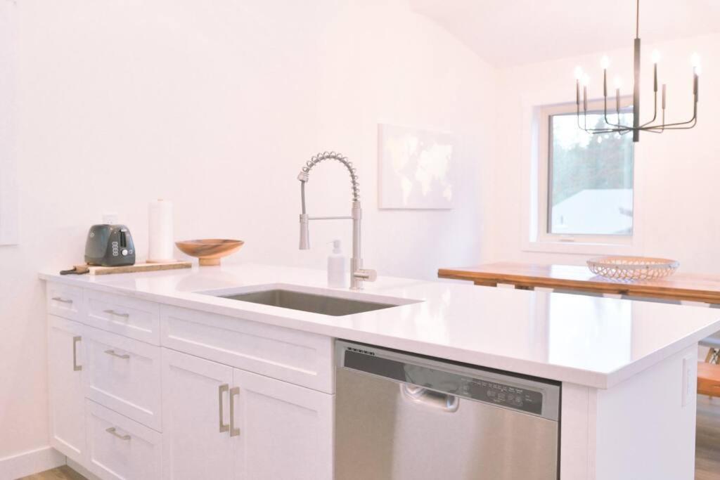 Oasis Getaway, Mins To Lake, King Bed, Dbl Garage Invermere
