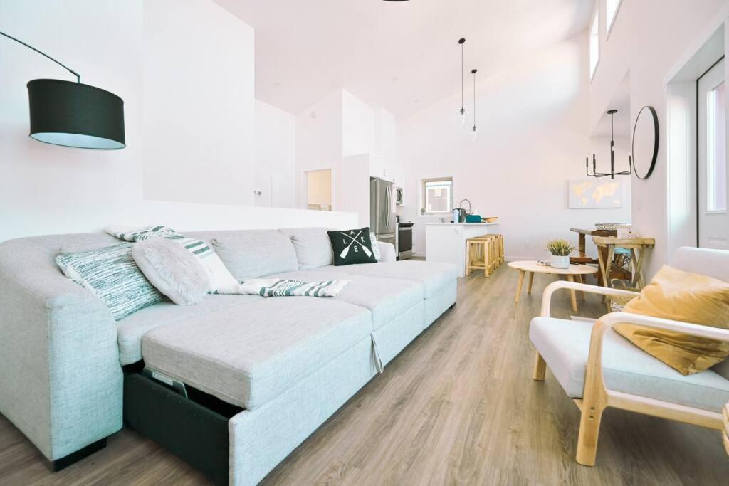 Oasis Getaway, Mins To Lake, King Bed, Dbl Garage Holiday home Invermere