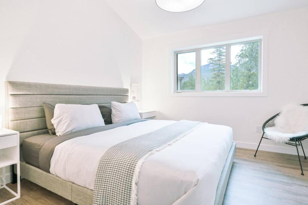 Oasis Getaway, Mins To Lake, King Bed, Dbl Garage * Invermere