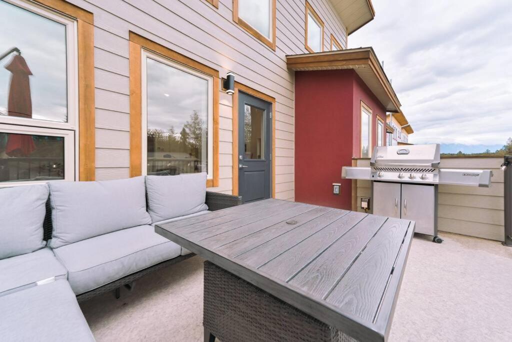 Oasis Getaway, Mins To Lake, King Bed, Dbl Garage Holiday home *