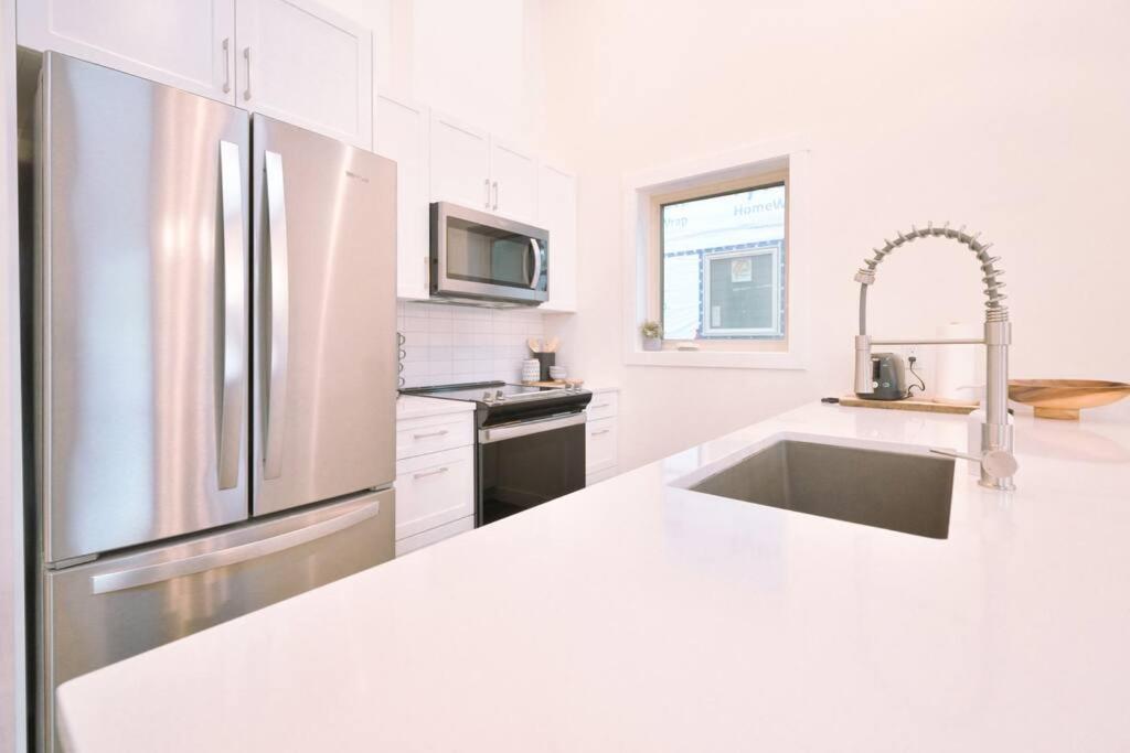 Oasis Getaway, Mins To Lake, King Bed, Dbl Garage Holiday home Invermere