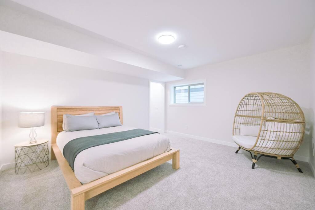 Oasis Getaway, Mins To Lake, King Bed, Dbl Garage Holiday home *