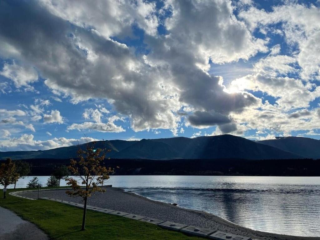 Apartment Akiskinook At Windermere - Private Access - New Pool And Hot Tub Now Open!