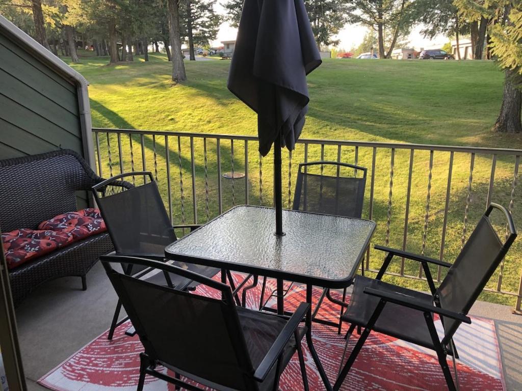 Apartment Akiskinook At Windermere - Private Access - New Pool And Hot Tub Now Open! Invermere