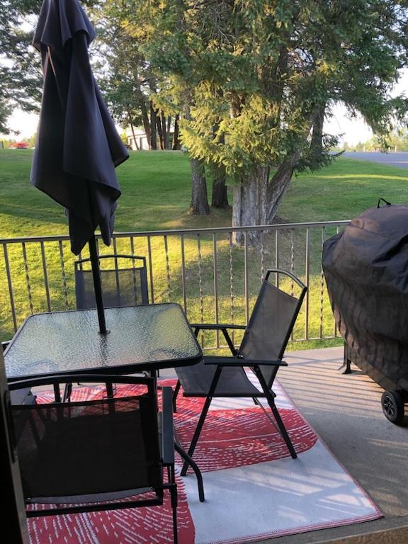 Akiskinook At Windermere - Private Access - New Pool And Hot Tub Now Open! Apartment
