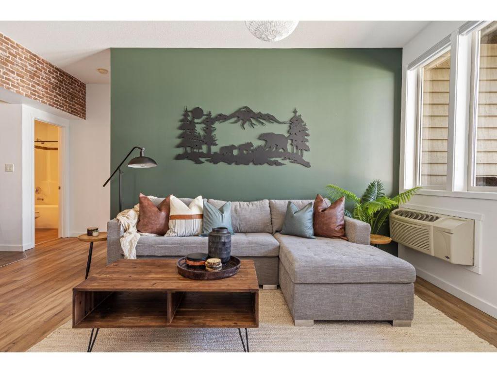 Apartment The Grizzly House I Sleep 7 I Patio & Bbq I 55 Tv Invermere