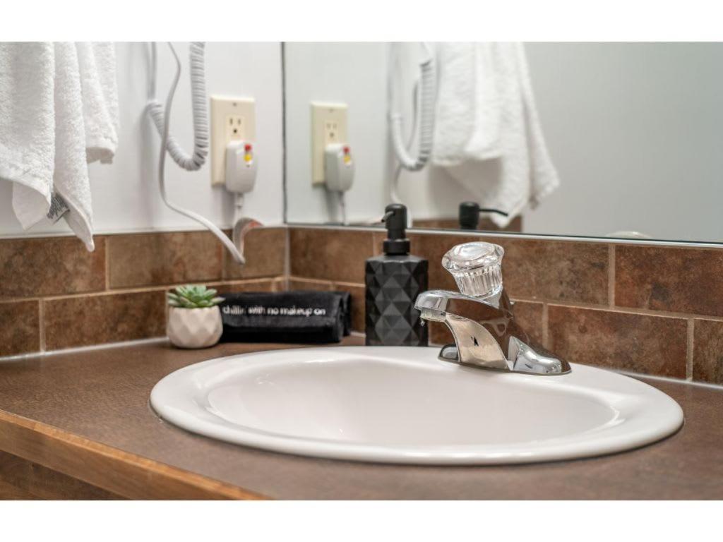 The Grizzly House I Sleep 7 I Patio & Bbq I 55 Tv Invermere
