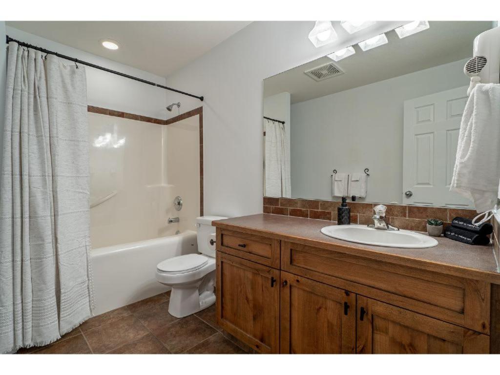 Apartment The Grizzly House I Sleep 7 I Patio & Bbq I 55 Tv