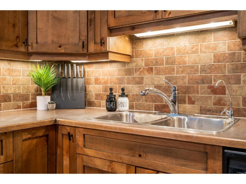 Apartment The Grizzly House I Sleep 7 I Patio & Bbq I 55 Tv Invermere