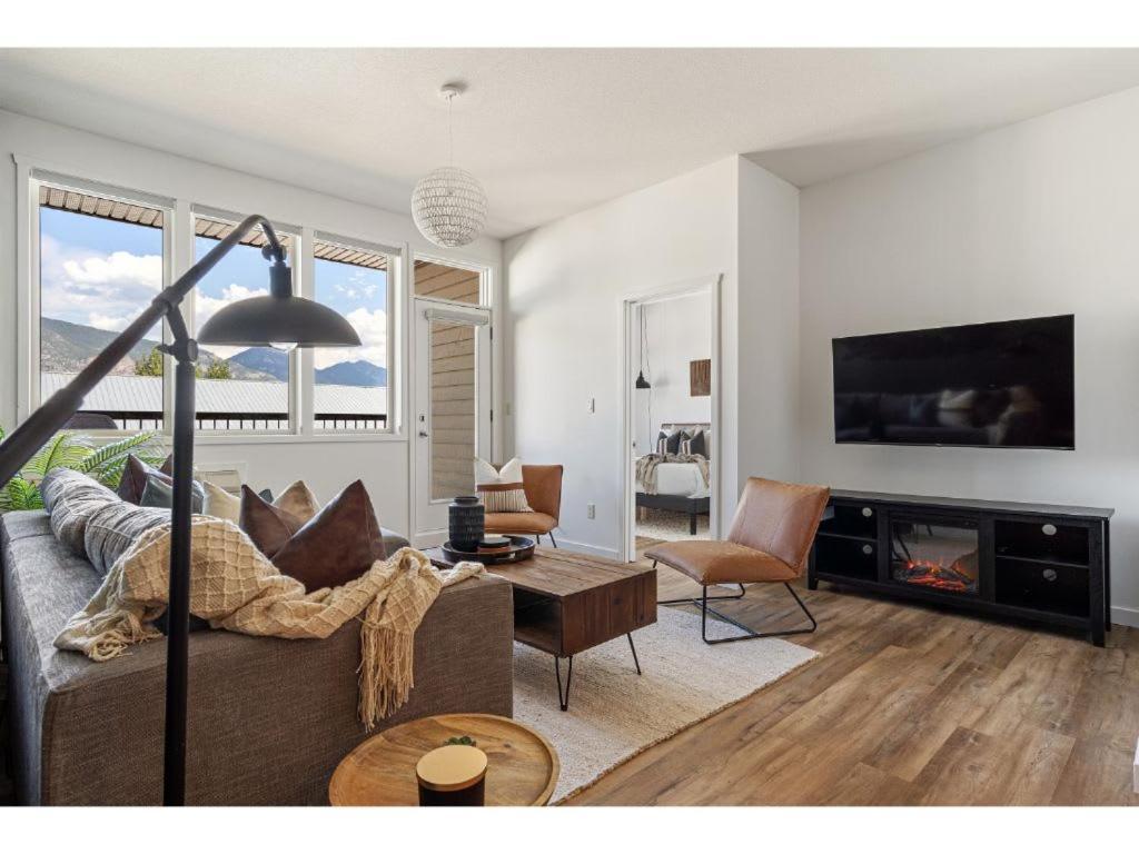 Apartment The Grizzly House I Sleep 7 I Patio & Bbq I 55 Tv
