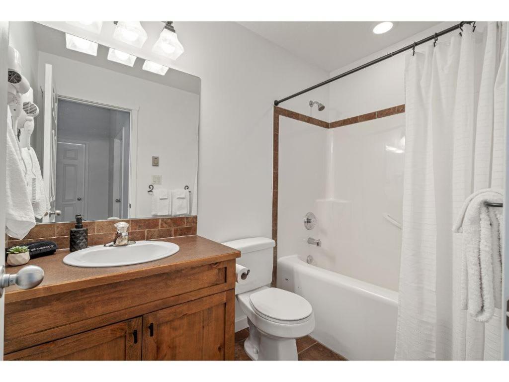 Apartment The Grizzly House I Sleep 7 I Patio & Bbq I 55 Tv *