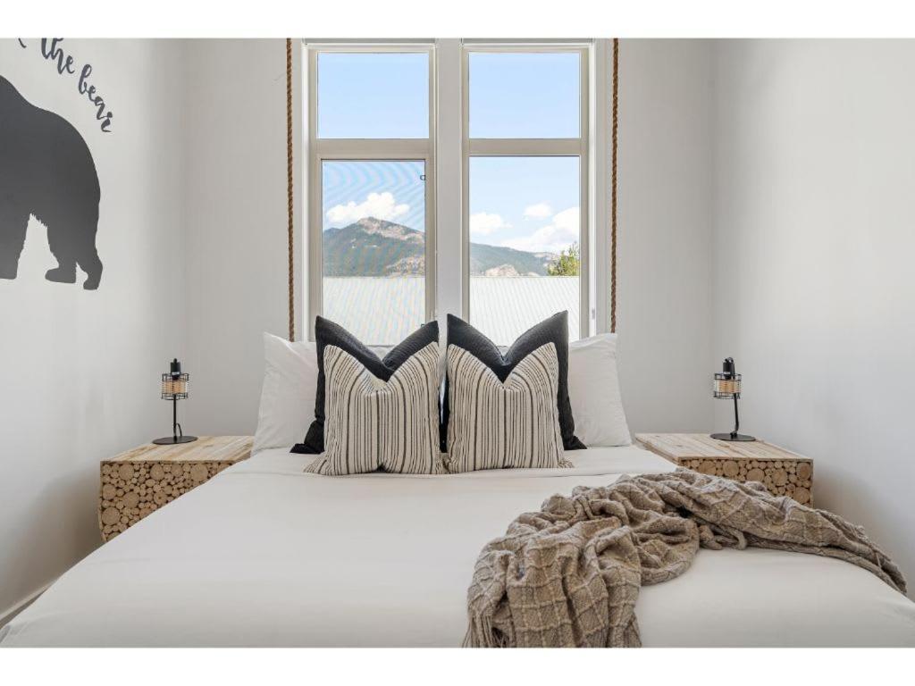 Apartment The Grizzly House I Sleep 7 I Patio & Bbq I 55 Tv Invermere