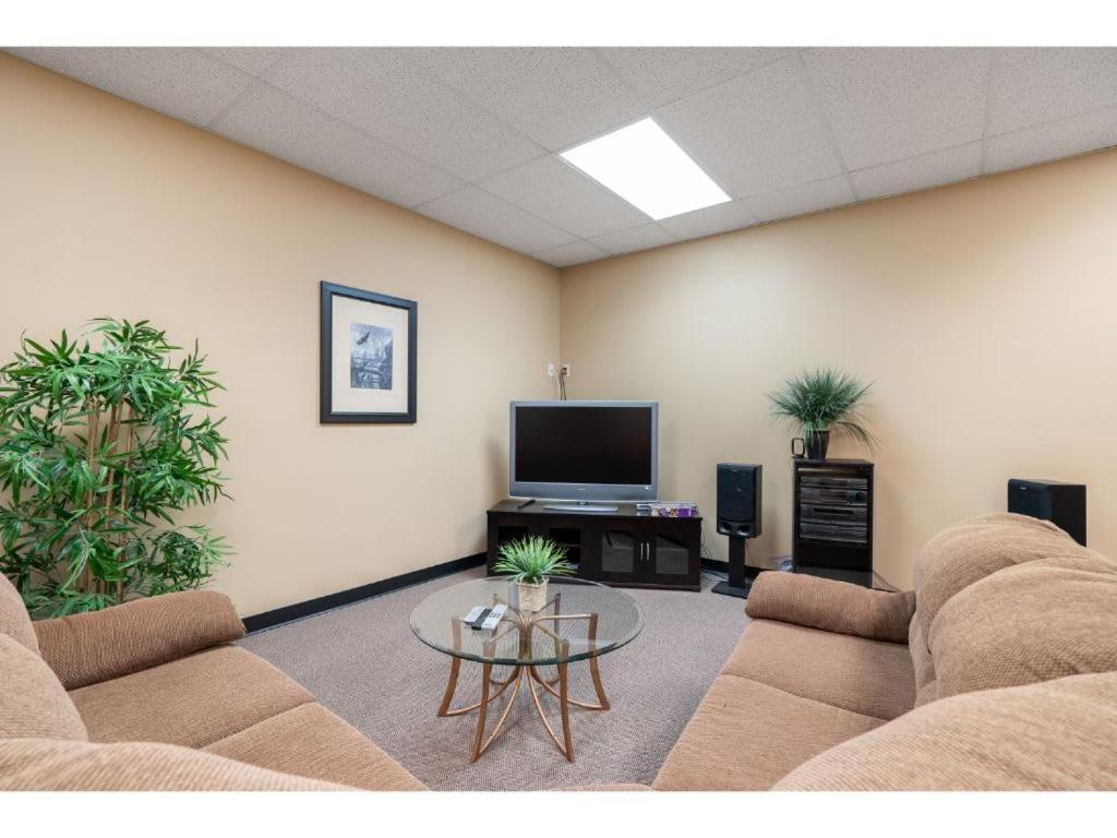 The Grizzly House I Sleep 7 I Patio & Bbq I 55 Tv Apartment