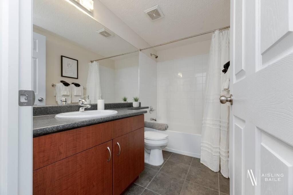 Apartment Light N Airy, Pool, Hot Tub, Pets, Ground Floor Invermere