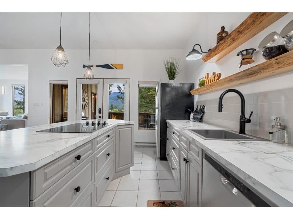 Chardonnay Chalet I Fireplace I Mountain View I Tv Invermere