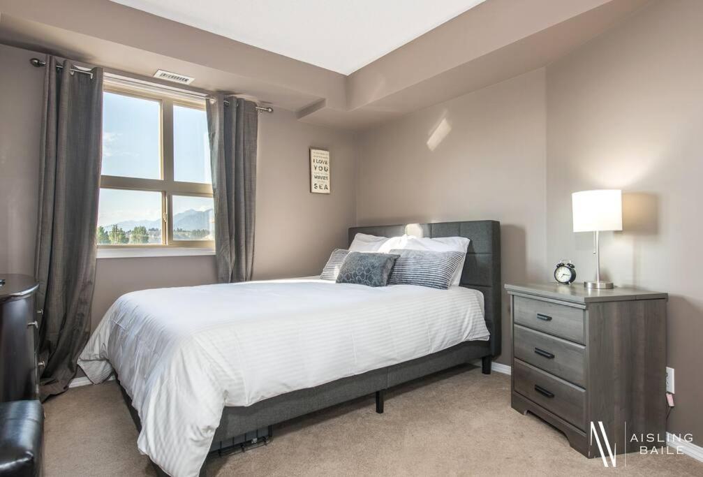 Contemporary, Cozy, Pool, Hot Tub, Front Apartment *