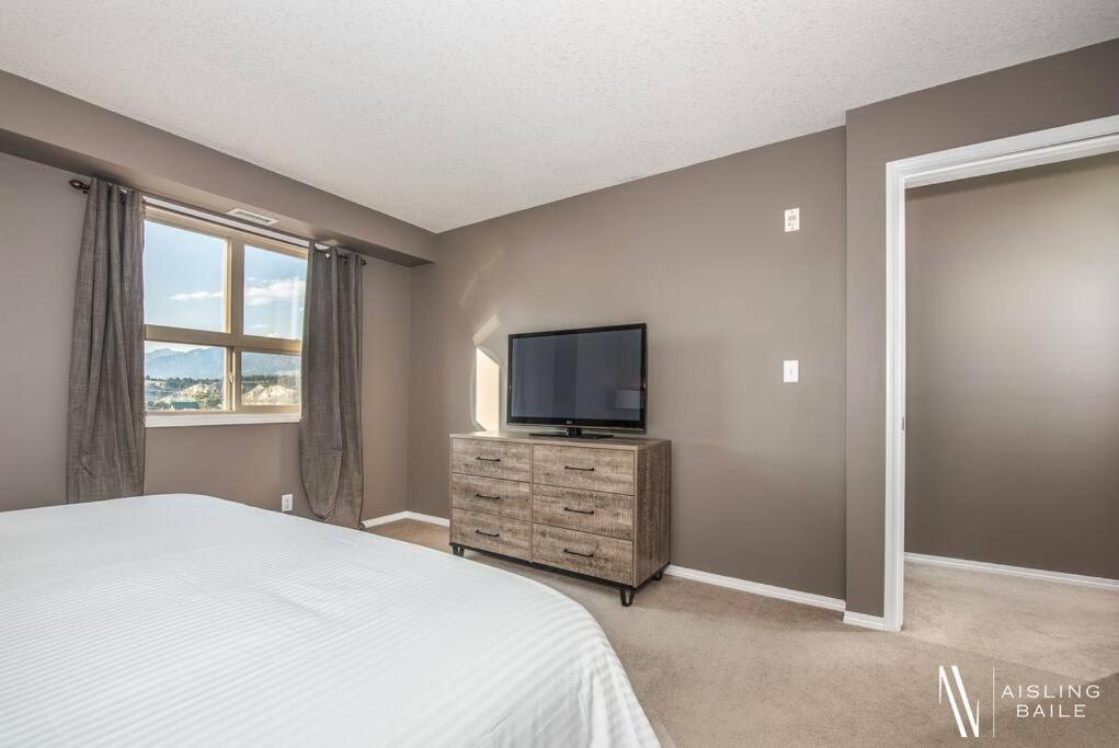 Contemporary, Cozy, Pool, Hot Tub, Front Apartment *
