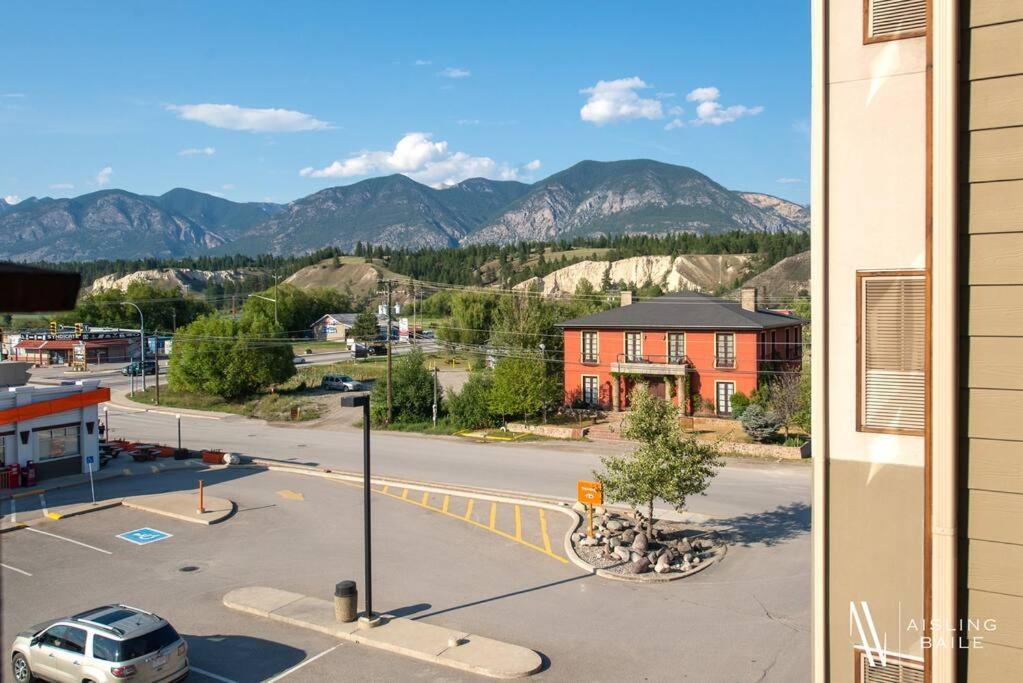 Contemporary, Cozy, Pool, Hot Tub, Front Apartment Invermere