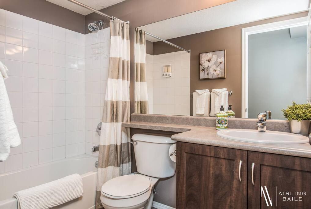 Contemporary, Cozy, Pool, Hot Tub, Front Apartment *
