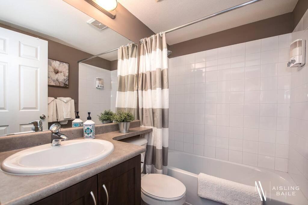 Contemporary, Cozy, Pool, Hot Tub, Front *