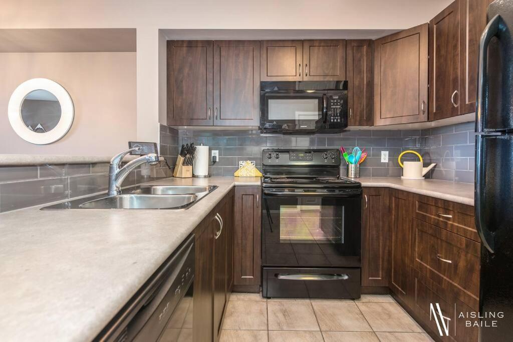 Apartment Contemporary, Cozy, Pool, Hot Tub, Front *