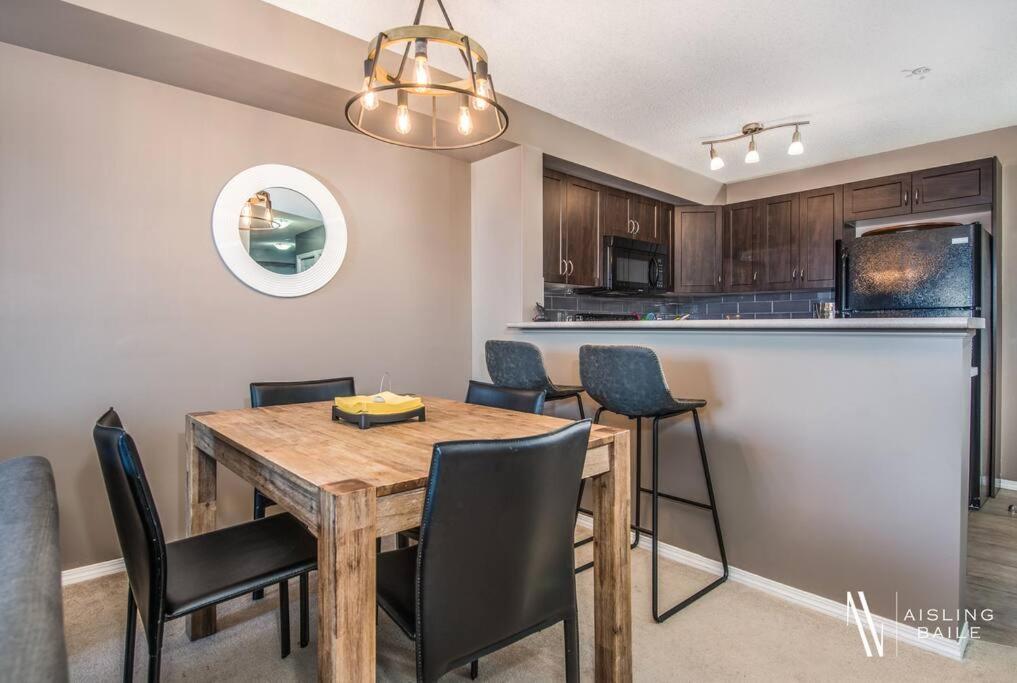 Apartment Contemporary, Cozy, Pool, Hot Tub, Front Invermere
