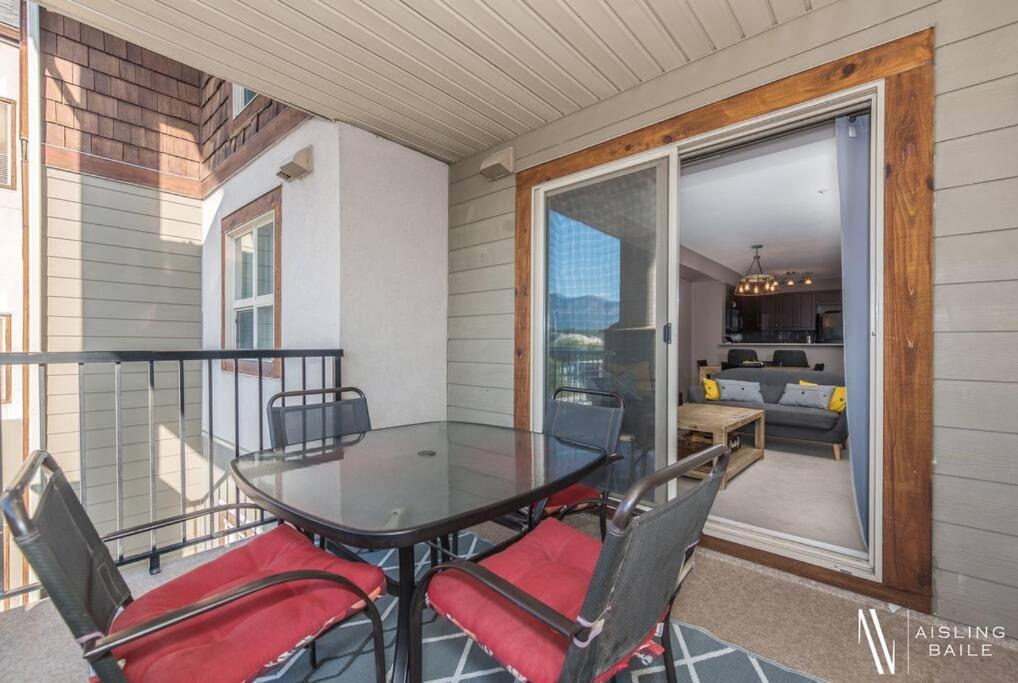 Contemporary, Cozy, Pool, Hot Tub, Front *